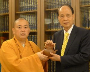释永信赠海基会董事长“问禅壶”